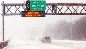 Ameriku sužujú snežné búrky. Za deň napadlo polmetra snehu