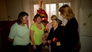 Katarína s chorými dievčatami prišla zo dňa na deň o strechu nad hlavou. Vďaka Darovaným Vianociam opäť žiarili