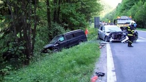 Nehoda na Starých horách, jedno z áut začalo horieť