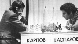 Veľmajstri Kasparov a Karpov si zopakujú legendárny súboj spred 25 rokov