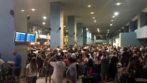 Stovky turistov uviazli na Rodose. Na letisku to vyzerá ako v konzerve sardiniek
