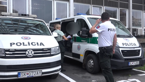 Keď zbadal políciu, tváril sa, že je spolujazdec. Mužovi však tento trik nevyšiel