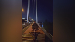 Mohli zomrieť aj niekoho zabiť. Mladíci jazdili na streche bratislavského autobusu