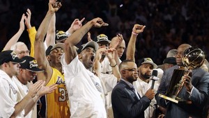 Vandali poškvrnili oslavy triumfu Lakers