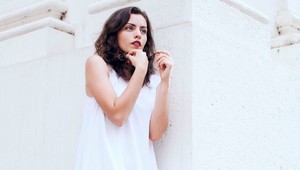 Biele šaty neodmysliteľne patria k letu: Čo hovoríte na túto kombináciu?