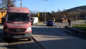 Robotník zomrel pri práci na ceste v Hornom Hričove, zrazila ho dodávka
