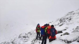 Partia turistov podcenila počasie v horách, pomáhať museli záchranári