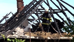 Hasiči zasahovali pri požiari rodinného domu. Oheň malo založiť len 6-ročné dieťa