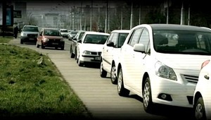 Parkovanie na chodníkoch bude opäť možné. V niektorých mestách zákaz spôsobil parkovací kolaps