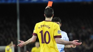 Arsenal tvrdo pykal za prísne vylúčenie van Persieho