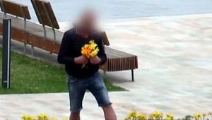Natrhal si kvety priamo na námestí, chcel potešiť kamarátky