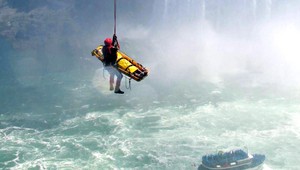 Vrhol sa do Niagarských vodopádov. Padal 55 metrov a prežil!