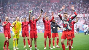 Bayern po roku majstrom, Kane sa dočkal trofeje, Kompany: „Úžasný pocit“