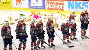 Špeciálny zápas. V Nitre budú lietať na ľad opäť plyšové hračky