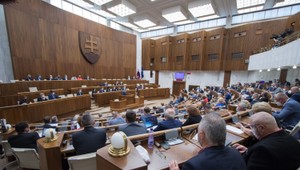 Parlament schválil novelu zákona zvýhodňujúcu zaočkovaných