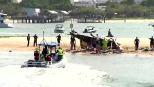 Štyria mŕtvi a niekoľko zranených po zrážke vrtuľníkov blízko zábavného parku