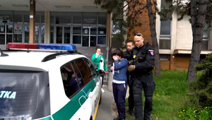 Mladá žena zaútočila nožom na svojho 50-ročného partnera