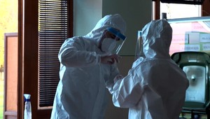 Nie všetkých Covid pacientov chcú lekári fyzicky vyšetriť. Niektorí tak robia cez telefón