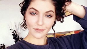 Celeste nehybne ležala na chodníku!