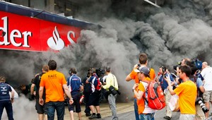 Oheň v F1! V boxoch víťazného Williamsu 16 zranených