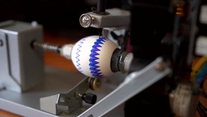 VIDEO: Muž zostrojil doma špeciálneho robota. Veľkonočné zdobenie vajec urobí za vás