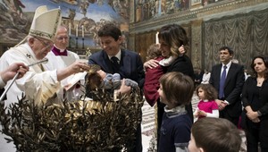 Matky, nebojte sa dojčiť v kostole, vyzýva pápež František