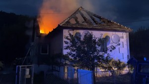 Plamene pohltili strechu domu: Škoda vyčíslená na 30-tisíc eur