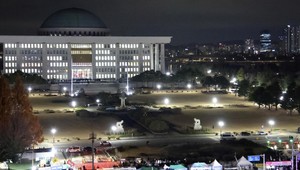 Pri požiari parlamentu museli evakuovať takmer 500 ľudí. Zdravotníci ošetrili 6 osôb