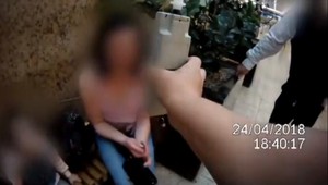 Žena zaspala na lavičke, svoje dieťa nechala na pospas nakupujúcim