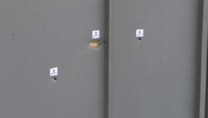 Neznámi zaútočili na viaceré väznice, vrátane streľby z automatických zbraní