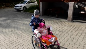 Stará mama zvláda starostlivosť o svoje vnúčatá hrdinsky. Aby si privyrobila pár eur navyše, chodila umývať schody