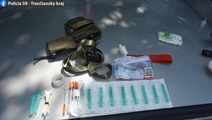 Vodička jazdila aj napriek zákazu šoférovania. Jej spolujazdec počas kontroly vyhodil z okna drogy