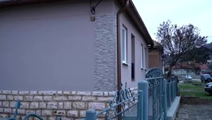 Žena s bodnými ranami zomrela v dome zamknutom zvnútra. Polícia rieši záhadnú smrť