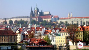 Česi zamierili k urnám. Konajú sa voľby do Snemovne