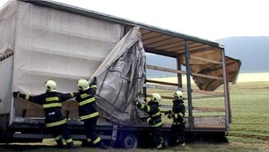 VIDEO. Silný vietor skomplikoval kamiónom dopravu