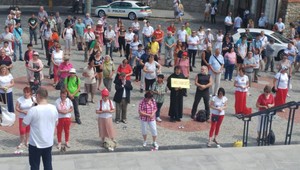 Farár Kuffa protestoval pred parlamentom