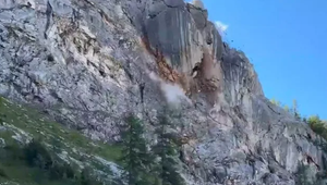 Zázrak v Alpách: Obrovský zosuv skál takmer zabil turistu