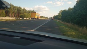 Nehoda na diaľnici D2. Vodič narazil do zvodidiel, zraneniam podľahol