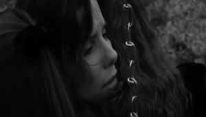 Zronená hviezda splnila posledné prianie svojej láske! Popol rozptýlila pri rieke