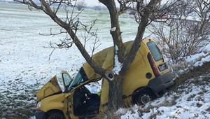 Vážna dopravná nehoda. Vodič zišiel z cesty a nabúral do stromu