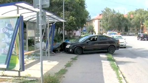 Mladík vrazil do zastávky, mal problém s obuvou