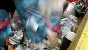 Vracajú zálohované fľaše, budú platiť viac za vývoz odpadu