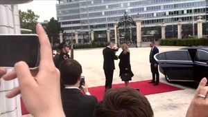 Zvolená prezidentka Zuzana Čaputová sa stretla s Andrejom Kiskom. Čakal ju s kyticou kvetov