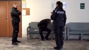 Podľa polície napadli miestneho poslanca. Štyria muži sa postavili pred súd