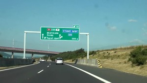 Koalícia chce zrušiť diaľničné známky. Čo by to podľa analytika prinieslo