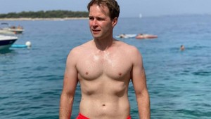 Bezdeda už nie je BEZ BABY! Spevák ulovil sexi brunetku