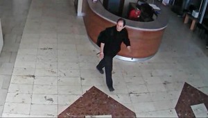 KAMEROVÝ ZÁZNAM. Tento muž mal okrádať ľudí v kúpeľoch