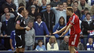 Clattenburg dostal po liverpoolskom derby trest