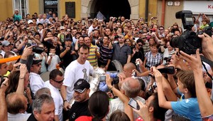 Cháru privítalo v rodnom meste viac ako 4000 fanúšikov