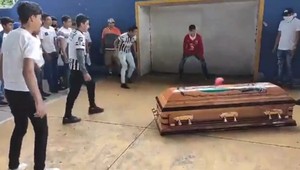 So spoluhráčom sa rozlúčili posledným gólom na pohrebe